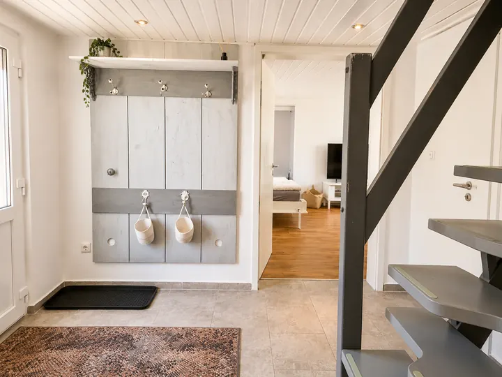 Eingangsbereich mit Garderobe und Raumspartreppe
