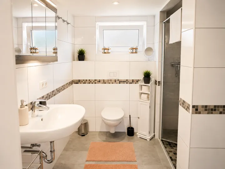 Modernes Badezimmer mit Dusche