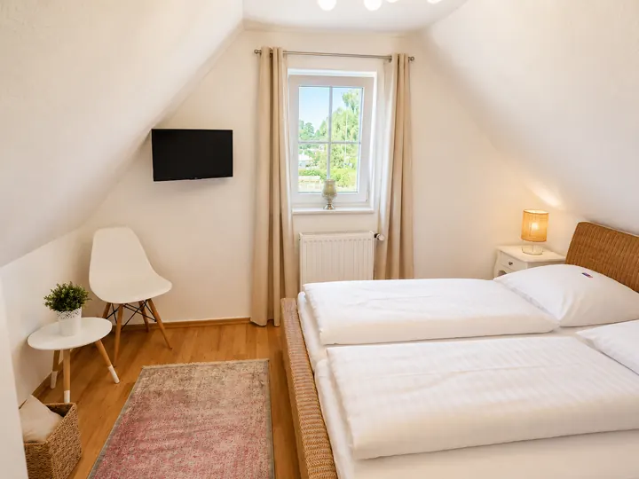 Elternschlafzimmer mit großem Doppelbett