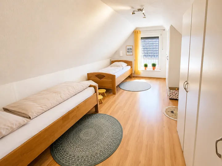 Kinderzimmer mit zwei separaten Einzelbetten