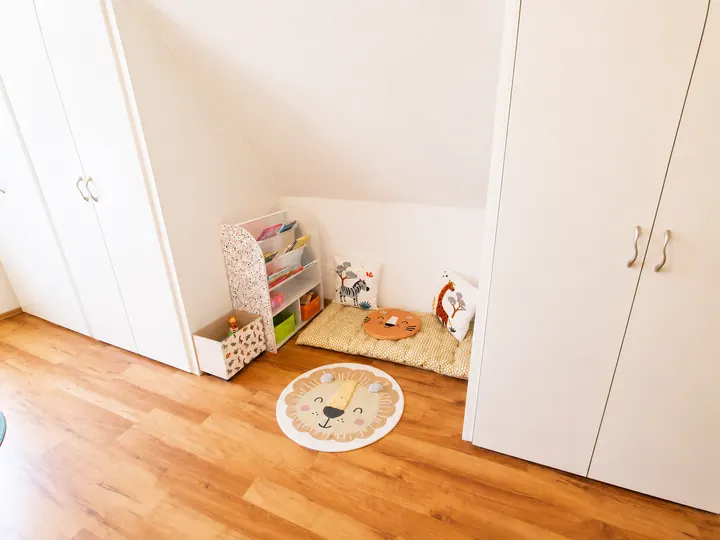 Gemütliche Spielecke im Kinderzimmer