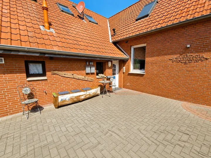 Innenhof des Hauses Dümmerland mit Sitzmöglichkeiten