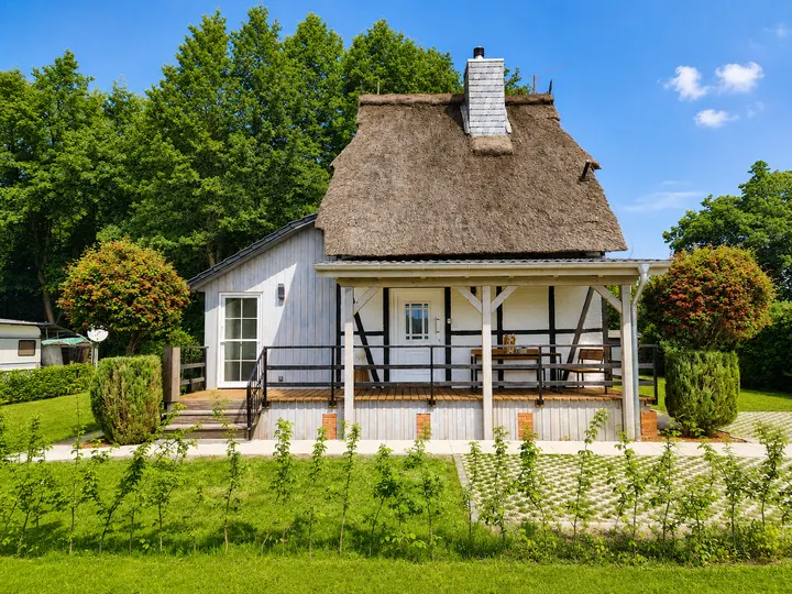 Frontalansicht des Hexenhauses mit überdachter Terrasse