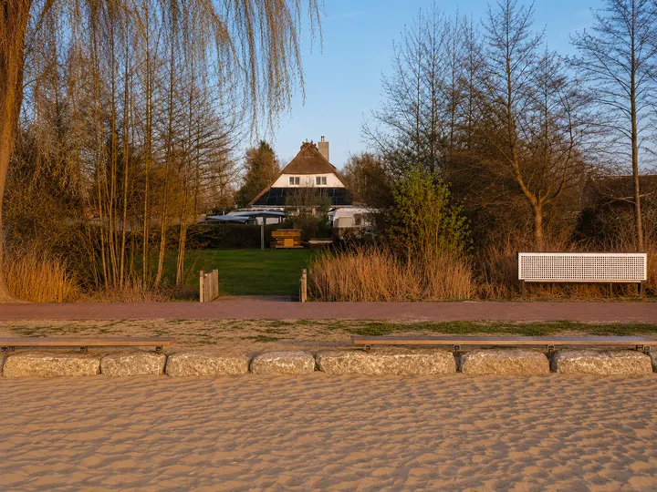 Blick vom Strand über den privaten Zugang zum Hexenhaus