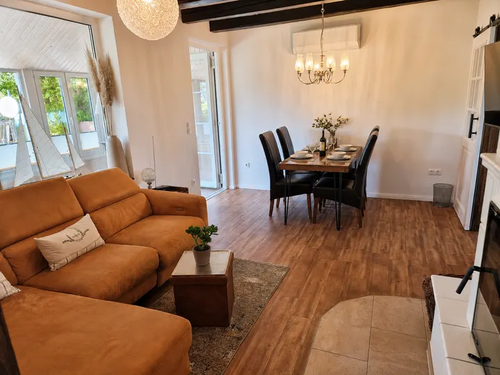 Gemütliches Wohnzimmer mit Relaxsofa und Essbereich