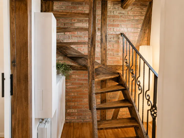 Holztreppe zum Dachgeschoss des Hexenhauses