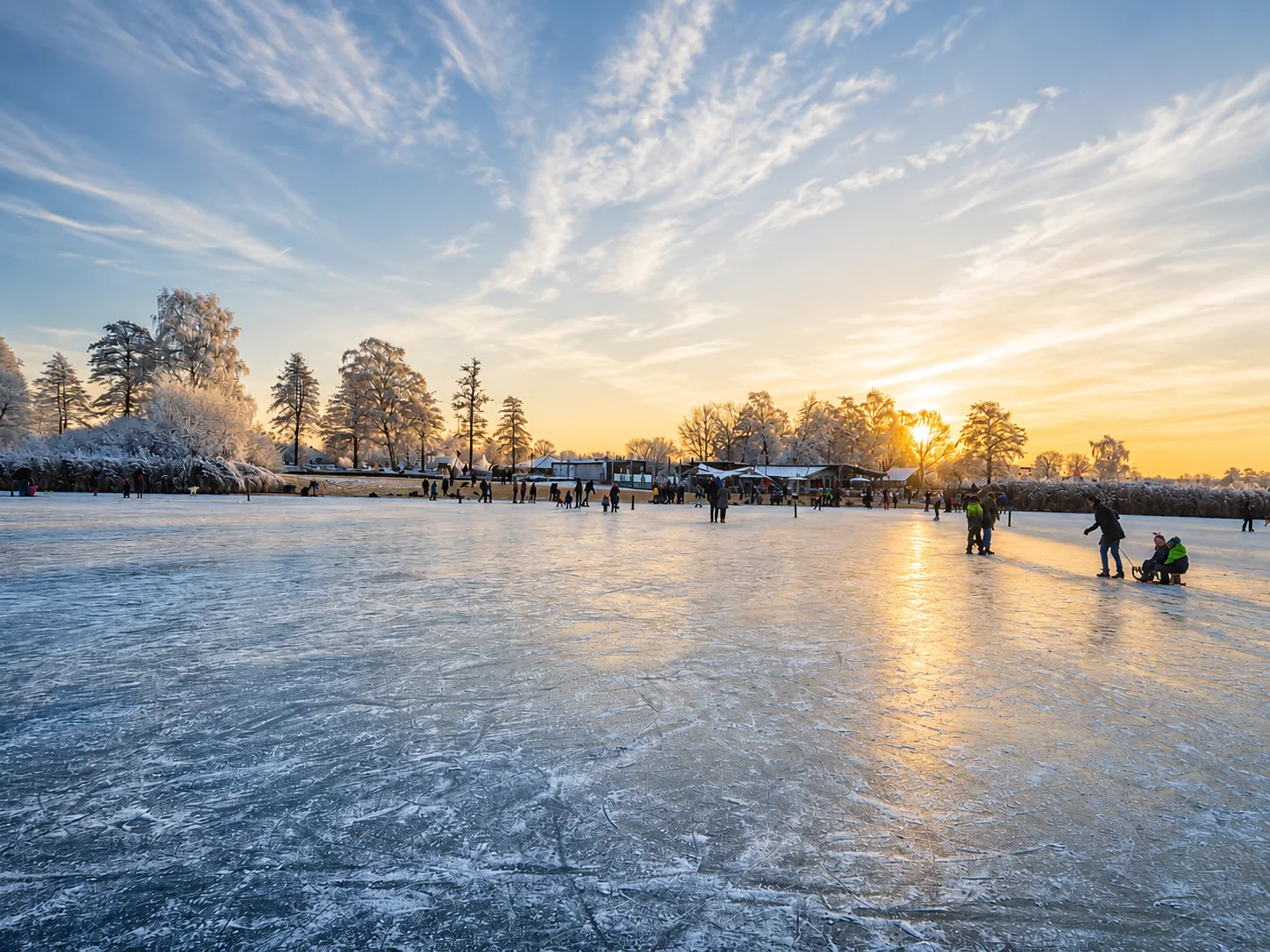 Eislaufen am Dümmersee bei Sonnenuntergang