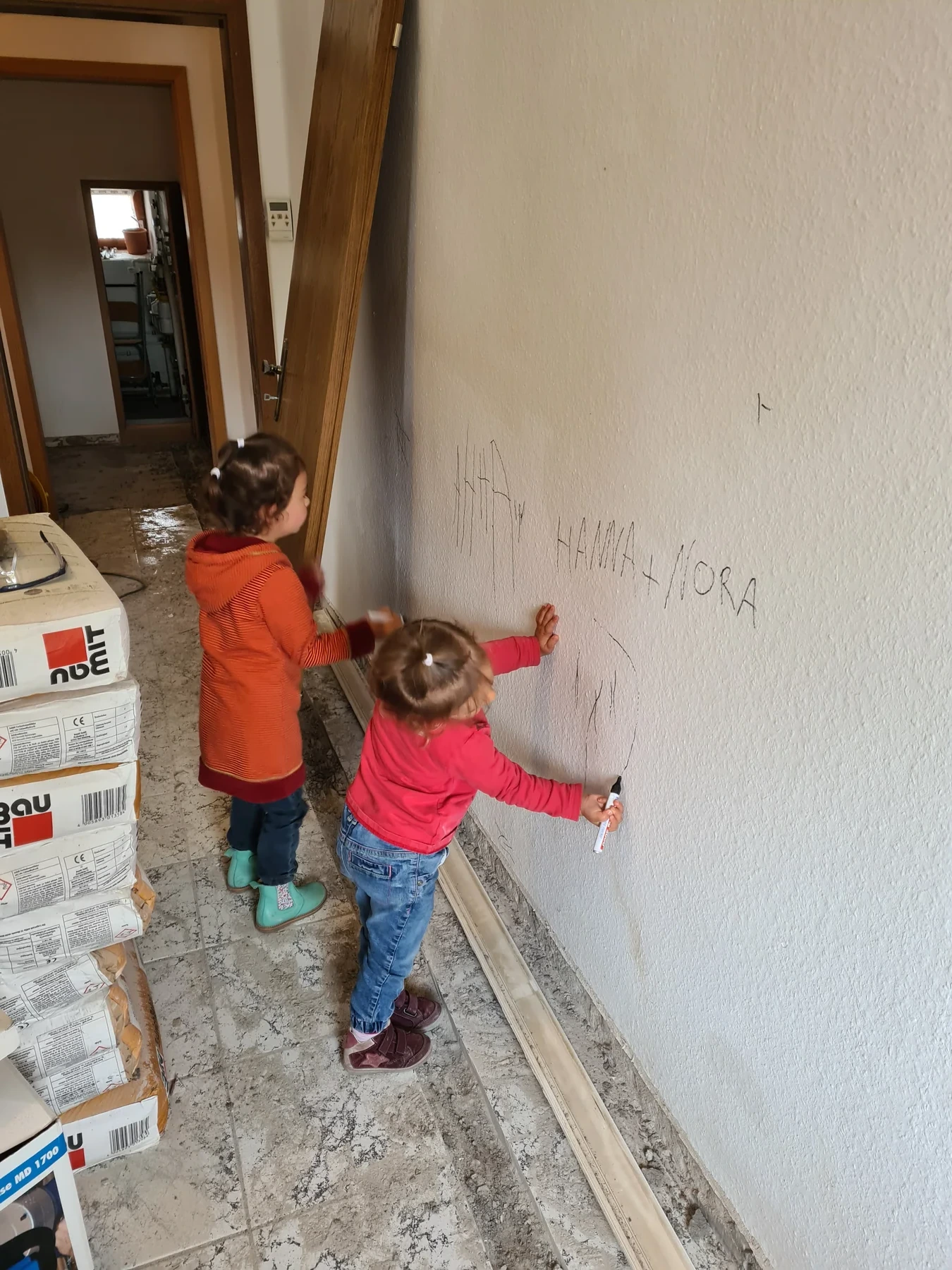 Die beiden Töchter gestalten während der Renovierung eine Wand mit
