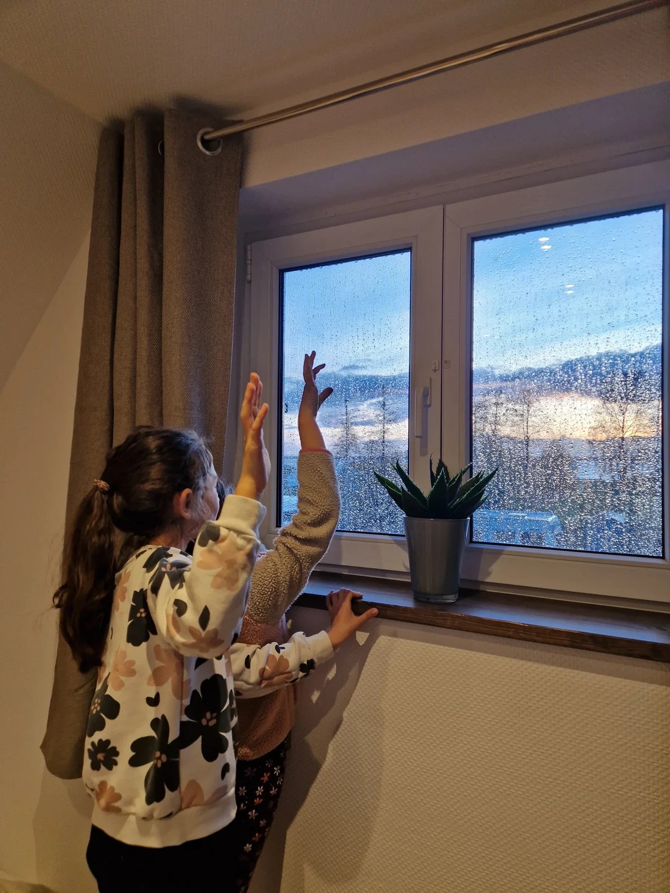 Die Kinder gestalten gemeinsam Details in einer Ferienwohnung