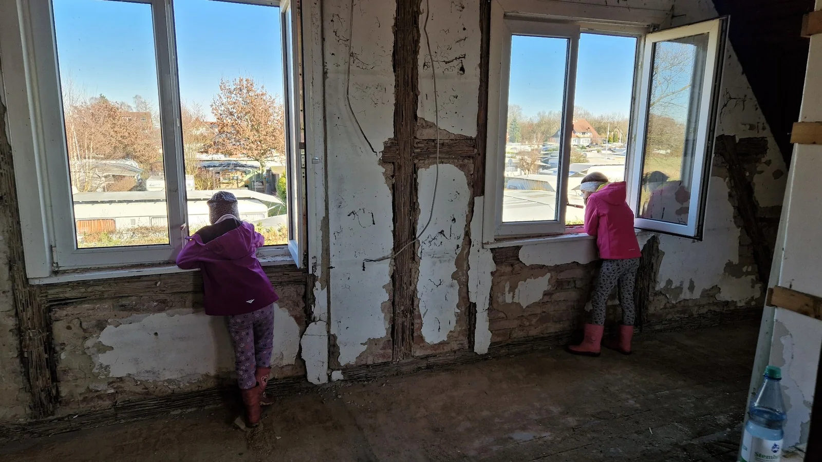 Die Kinder helfen beim Umbau einer Ferienwohnung