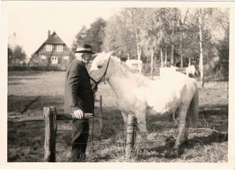 Historische Aufnahme eines Familienmitglieds mit Pferd