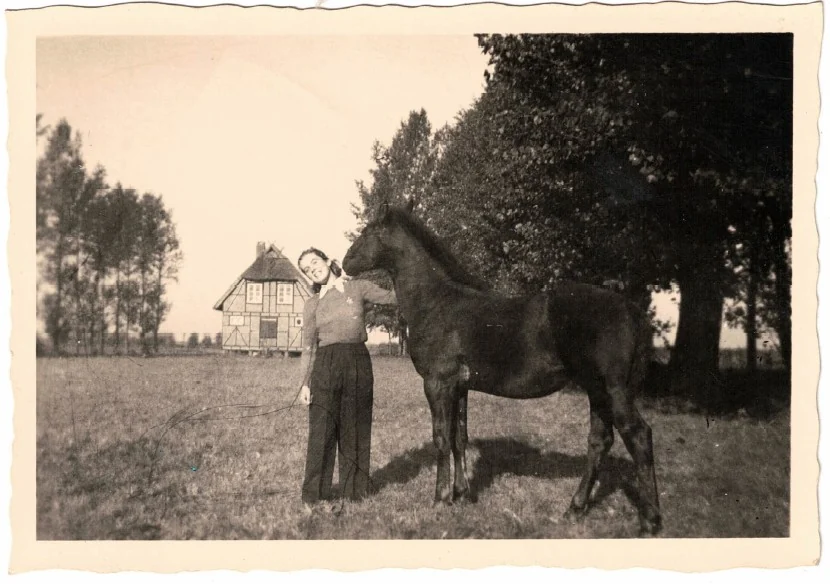 Historische Familienaufnahme mit Pferd vor der früheren Hofstelle