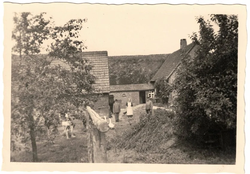 Historische Aufnahme der Hofstelle mit Familie und Gebäuden