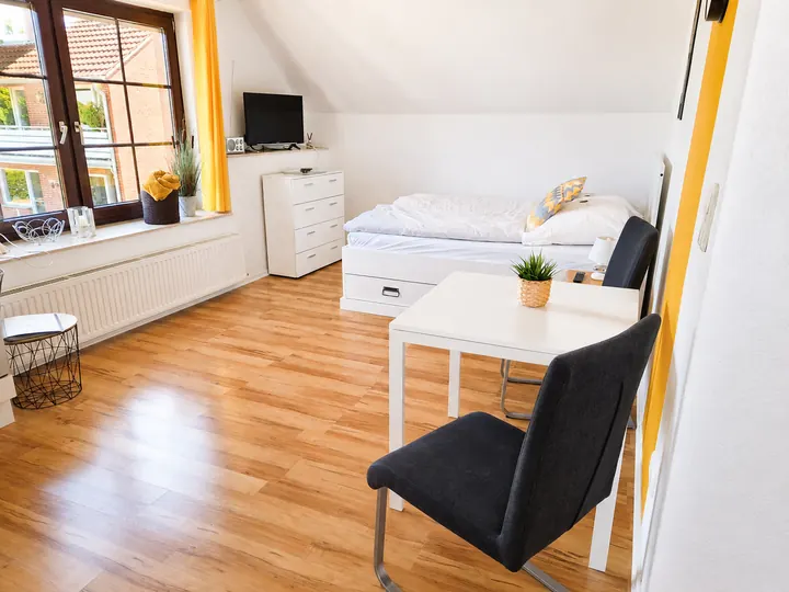 Heller Wohn- und Schlafbereich der Wohnung 1