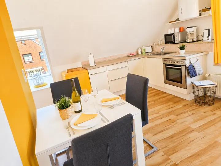 Küche und Essplatz in Wohnung 1