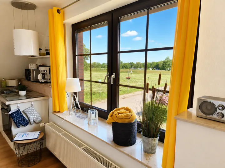 Küchenbereich mit großem Fenster in Wohnung 1