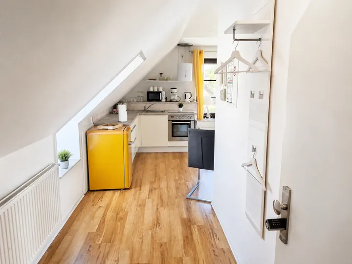 Eingangsbereich mit Blick zur Küche in Wohnung 1