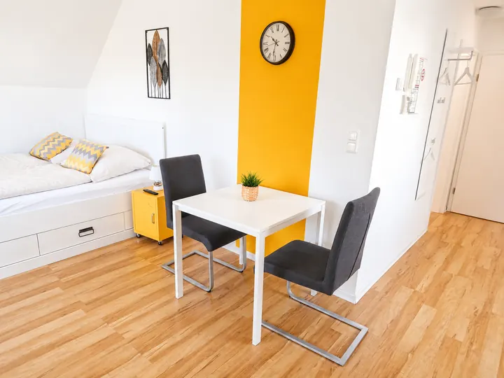 Essplatz mit gelber Akzentwand in Wohnung 1