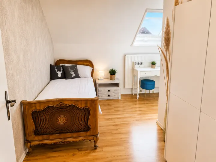 Separates kleines Schlafzimmer mit Einzelbett in Wohnung 1