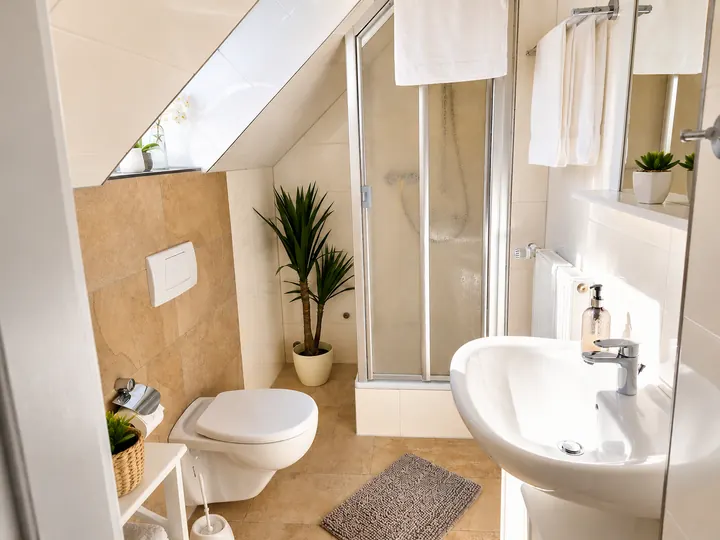 Badezimmer mit Dusche in Wohnung 1