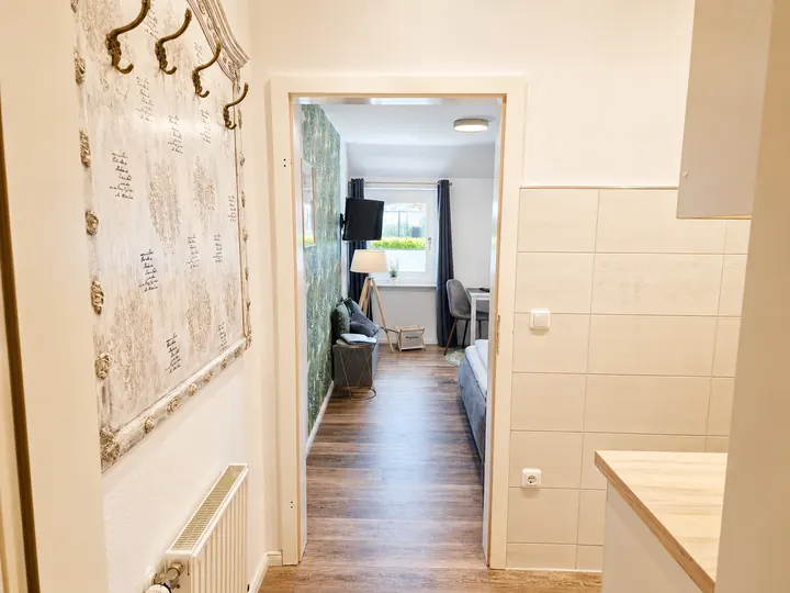 Eingangsbereich mit Blick in den Wohnraum von Wohnung 3
