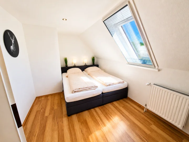 Separates Schlafzimmer in Wohnung 4 mit Doppelbett