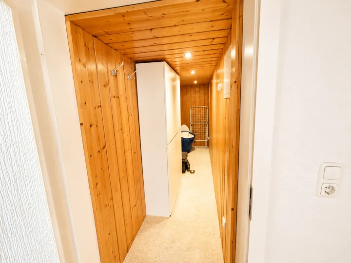 Praktischer Nebenraum mit Stauraum in Wohnung 4