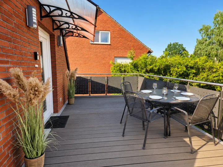 Großzügiger Balkon der Wohnung 4 mit Sitzplätzen