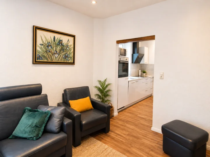 Wohnzimmer der Wohnung 5 mit Blick in die Küche
