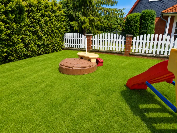 Garten der Wohnung 5 mit Sandkasten und Rutsche