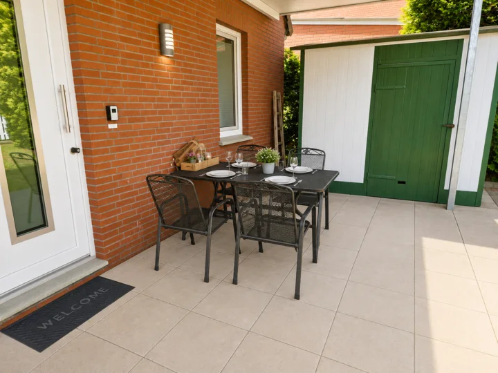 Überdachte Terrasse der Wohnung 5 mit gedecktem Esstisch