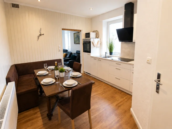 Voll ausgestattete Küche mit großem Essbereich in Wohnung 5