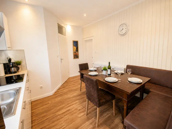 Großer Esstisch mit Eckbank in Wohnung 5