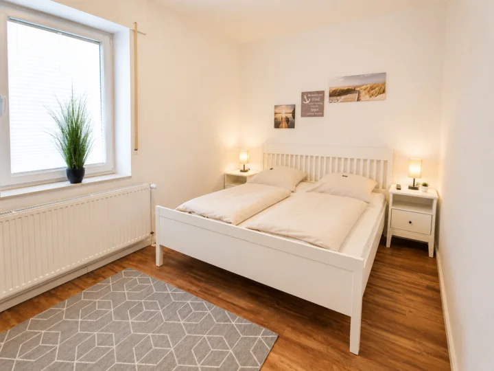 Zweites Schlafzimmer in Wohnung 5 mit Doppelbett